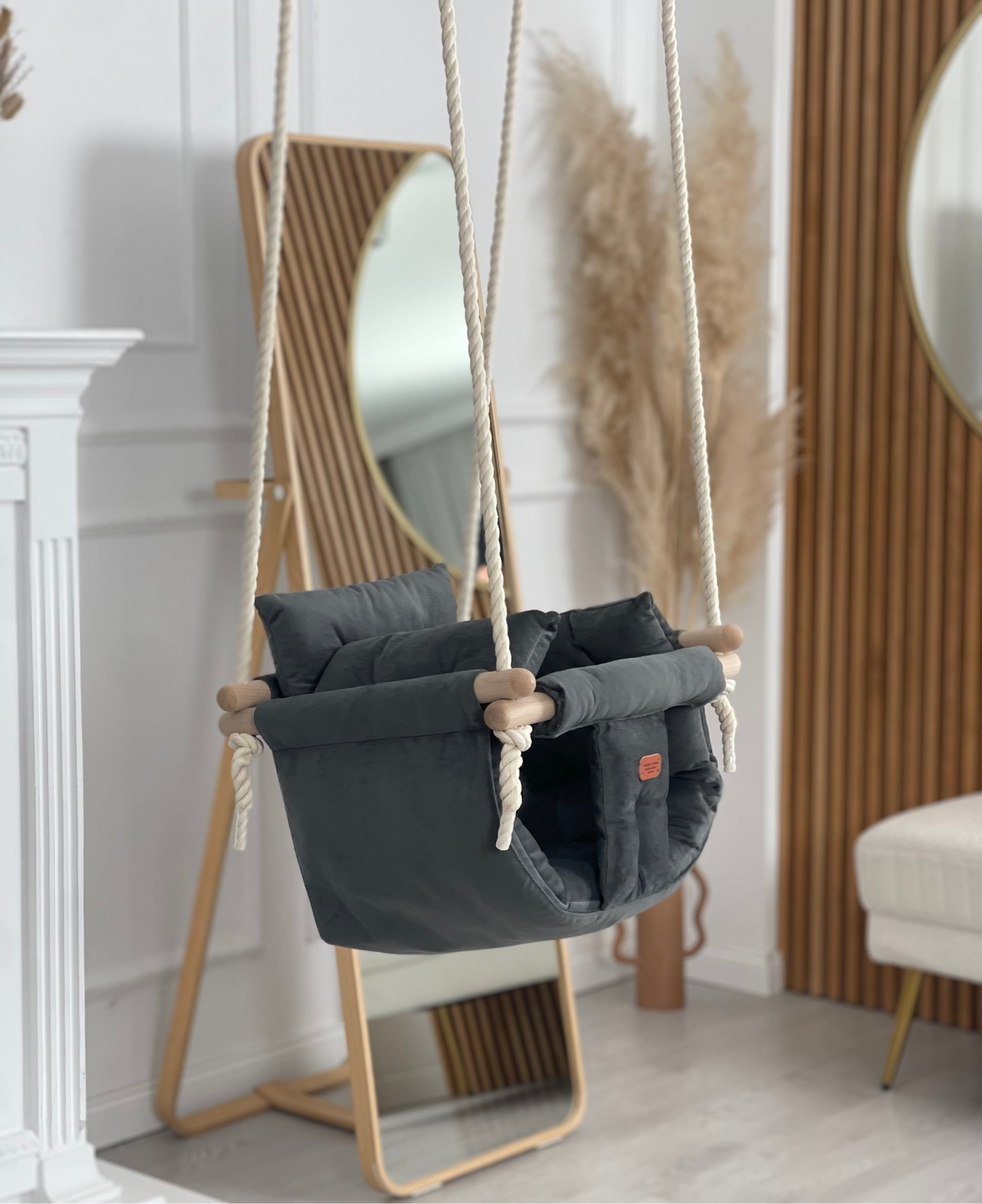 Handgefertigte beige Indoor-Schaukel für stilvolles Interieur.. baby swing. Kinderschaukel