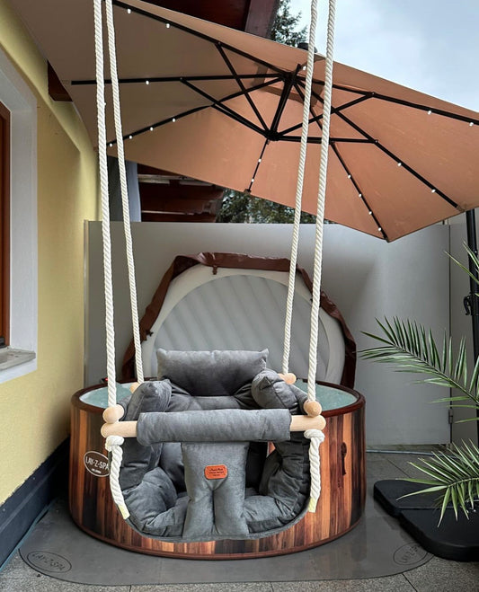Handgefertigte beige Indoor-Schaukel für stilvolles Interieur.. baby swing. Kinderschaukel