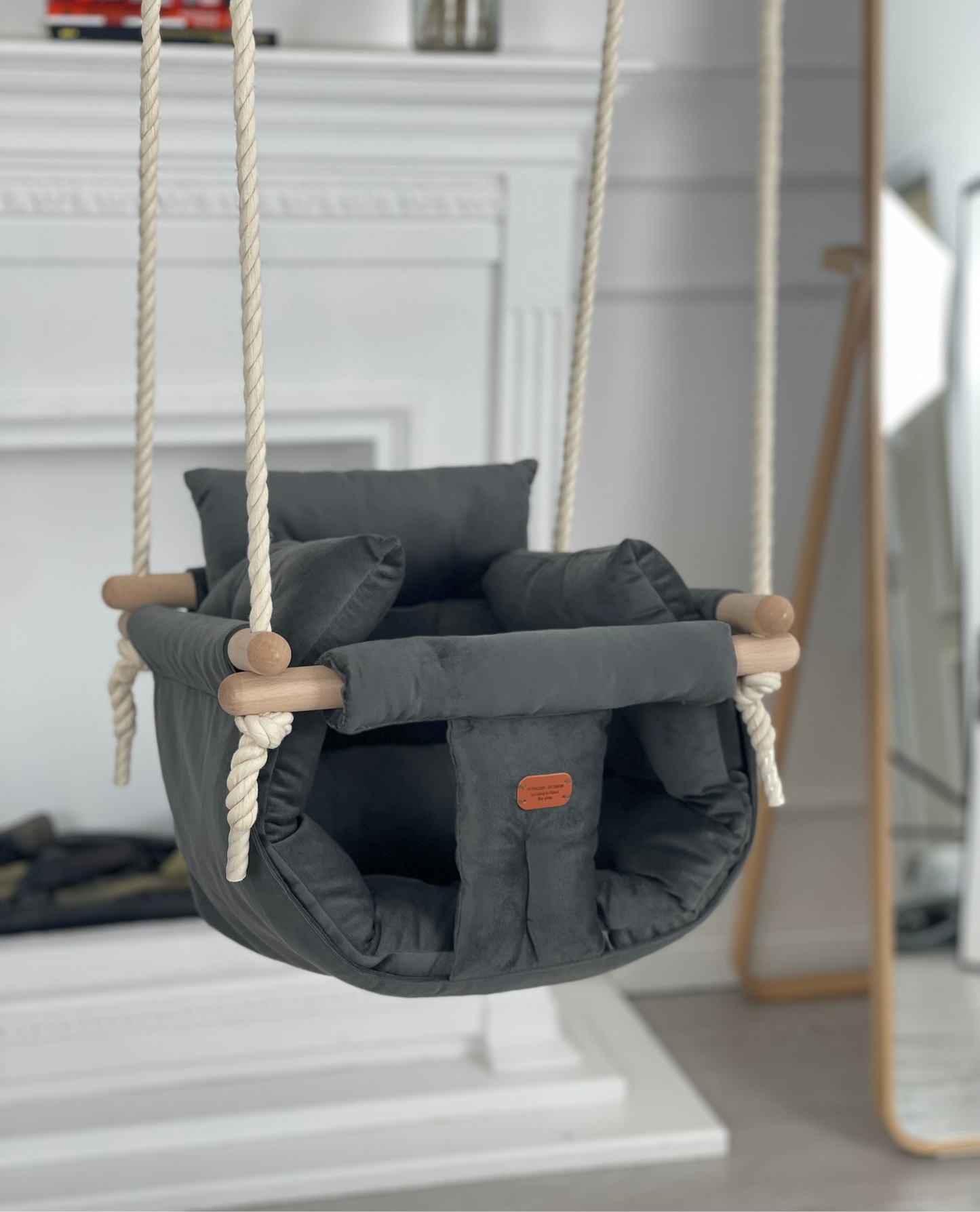 Handgefertigte beige Indoor-Schaukel für stilvolles Interieur.. baby swing. Kinderschaukel