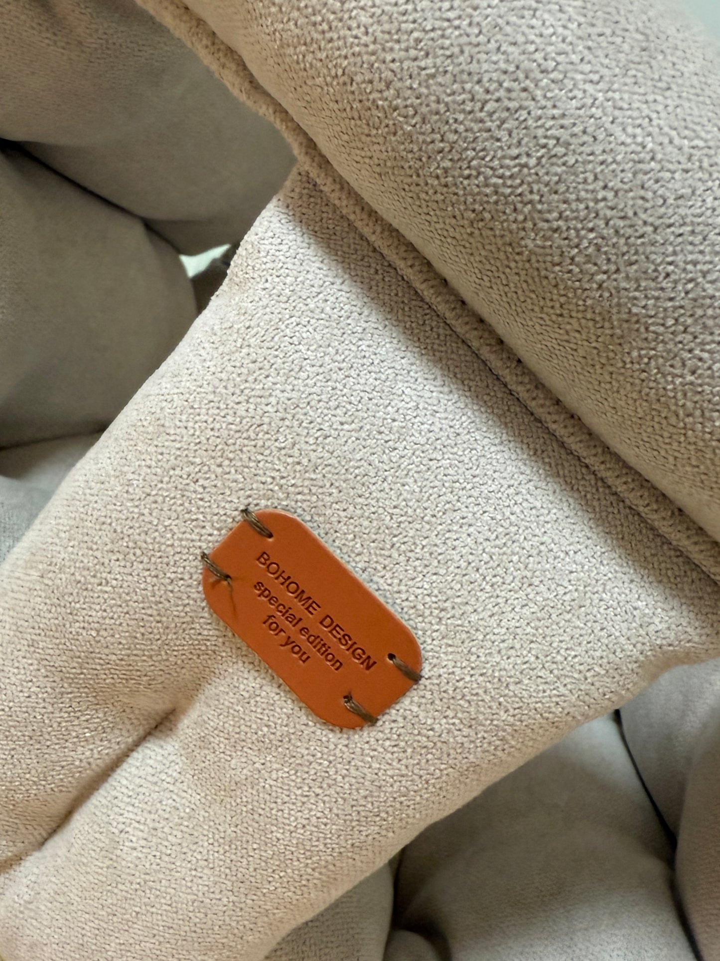 Handgefertigte beige Indoor-Schaukel für stilvolles Interieur Babyschaukel