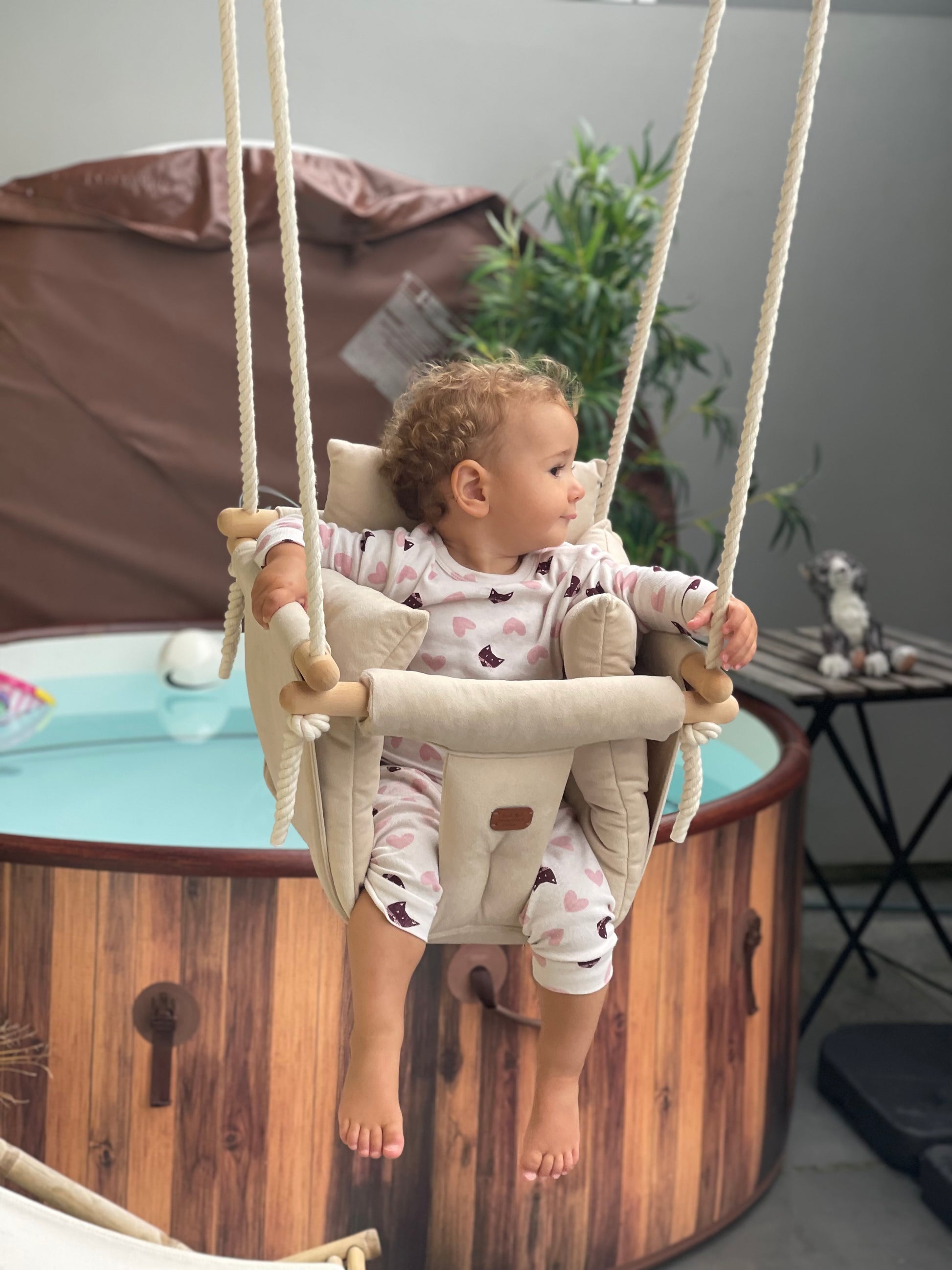 Handgefertigte beige Indoor-Schaukel für stilvolles Interieur. baby swing. Kinderschaukel
