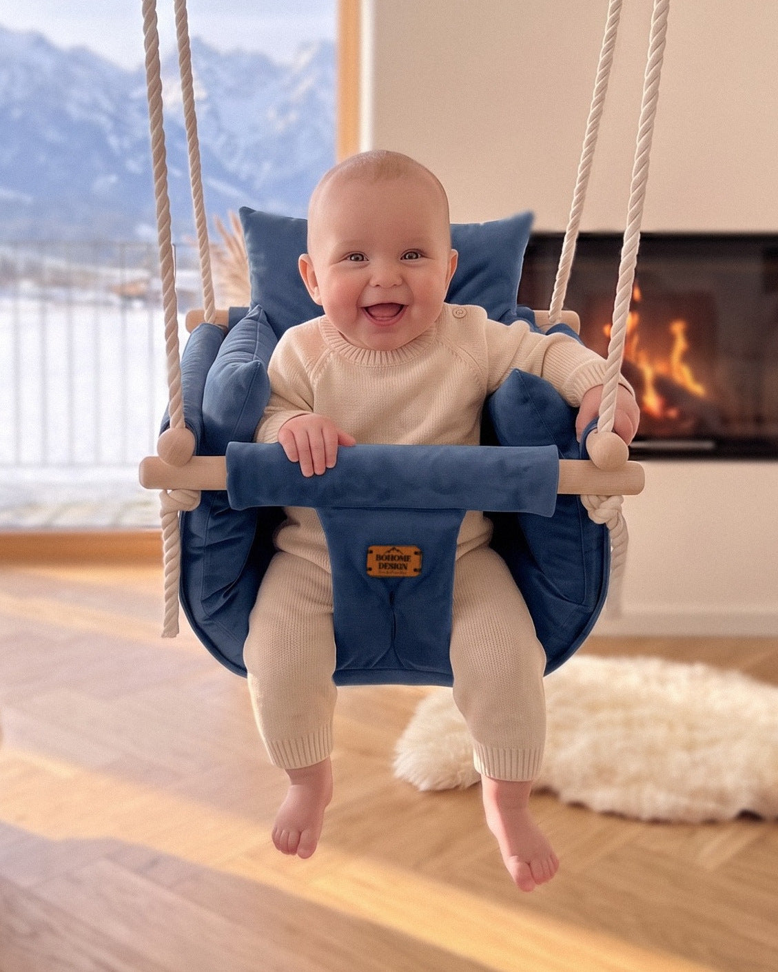BOHOME Premium Babyschaukel Ocean Blue – fröhliches Baby in der handgefertigten Schaukel im Wohnzimmer mit Alpenblick
