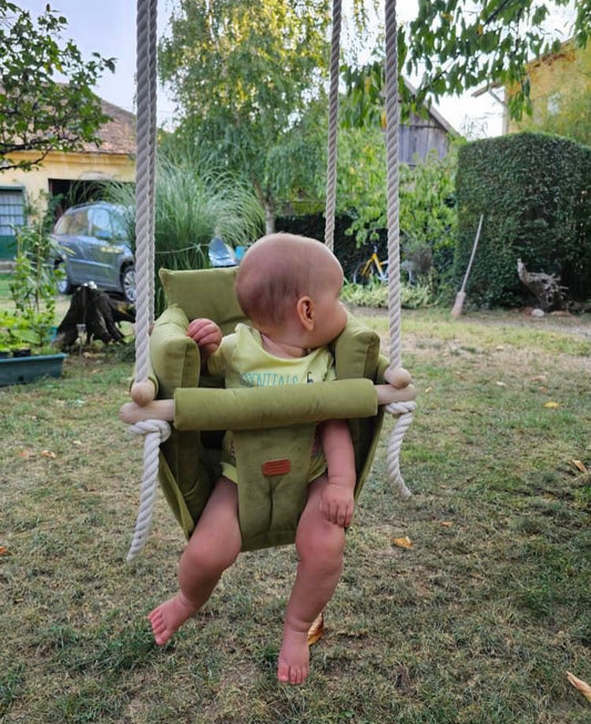 Handgefertigte beige Indoor-Schaukel für stilvolles Interieur.. baby swing. Kinderschaukel