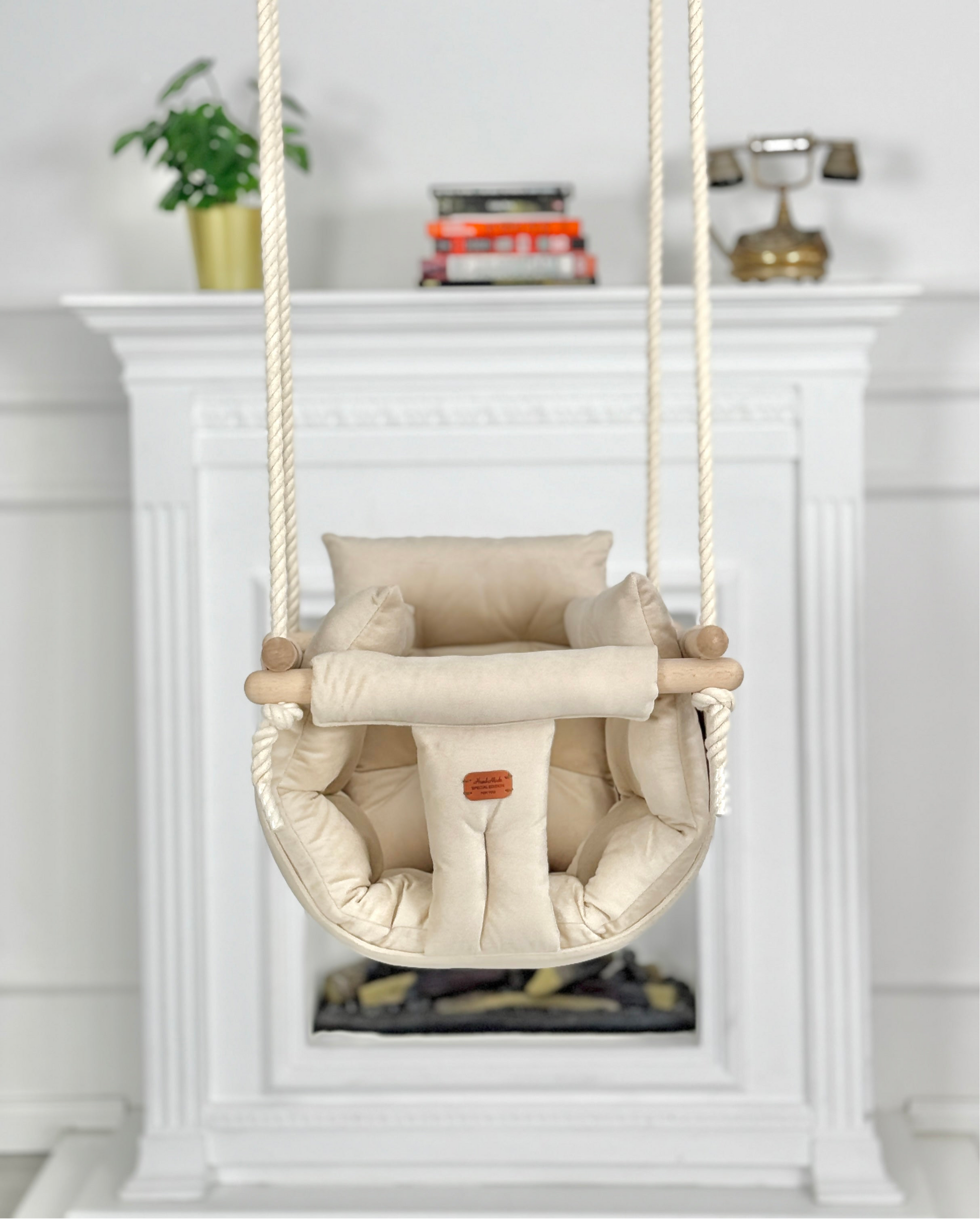 Handgefertigte beige Indoor-Schaukel für stilvolles Interieur. baby swing. Kinderschaukel