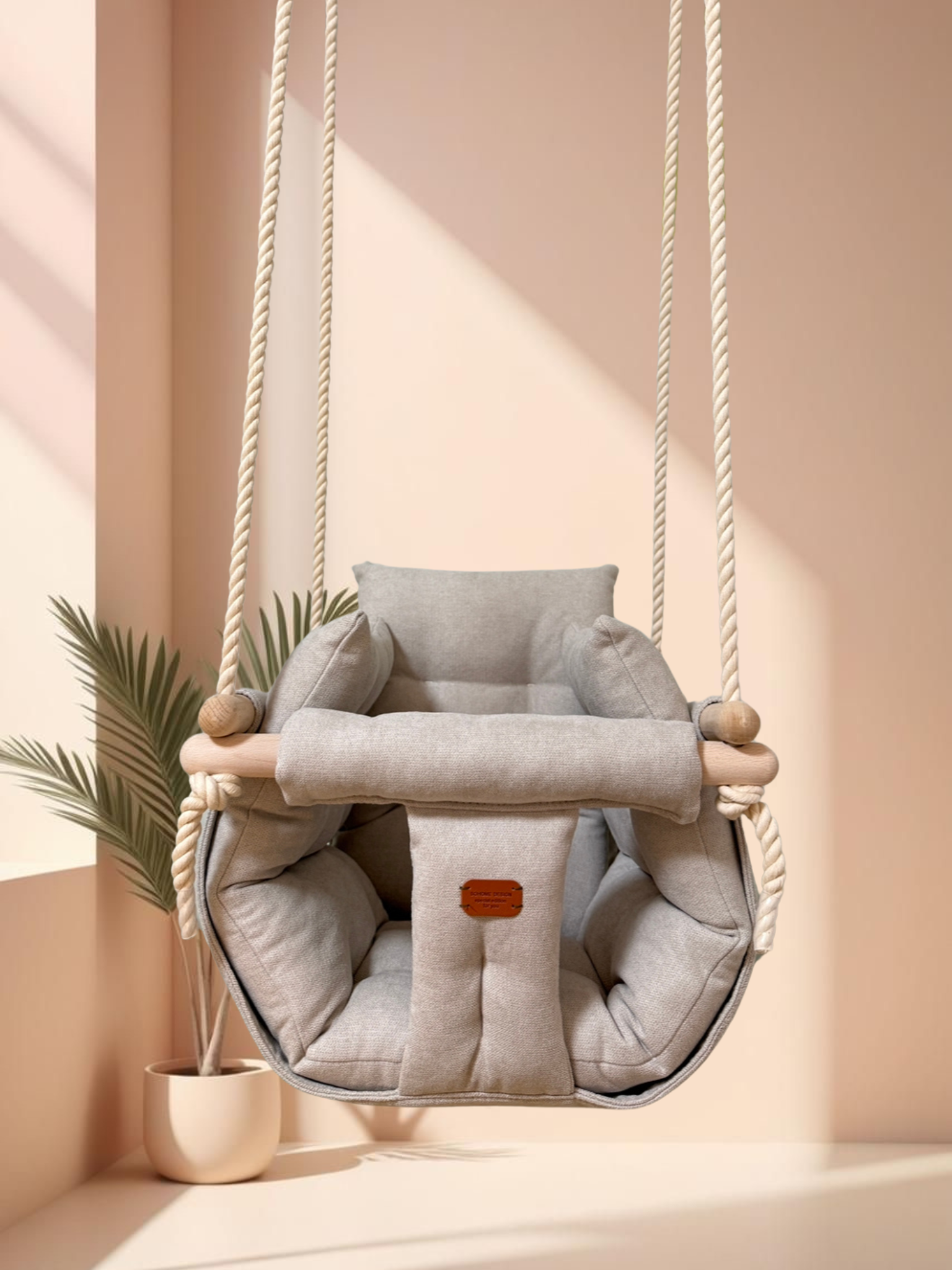 Handgefertigte beige Indoor-Schaukel für stilvolles Interieur