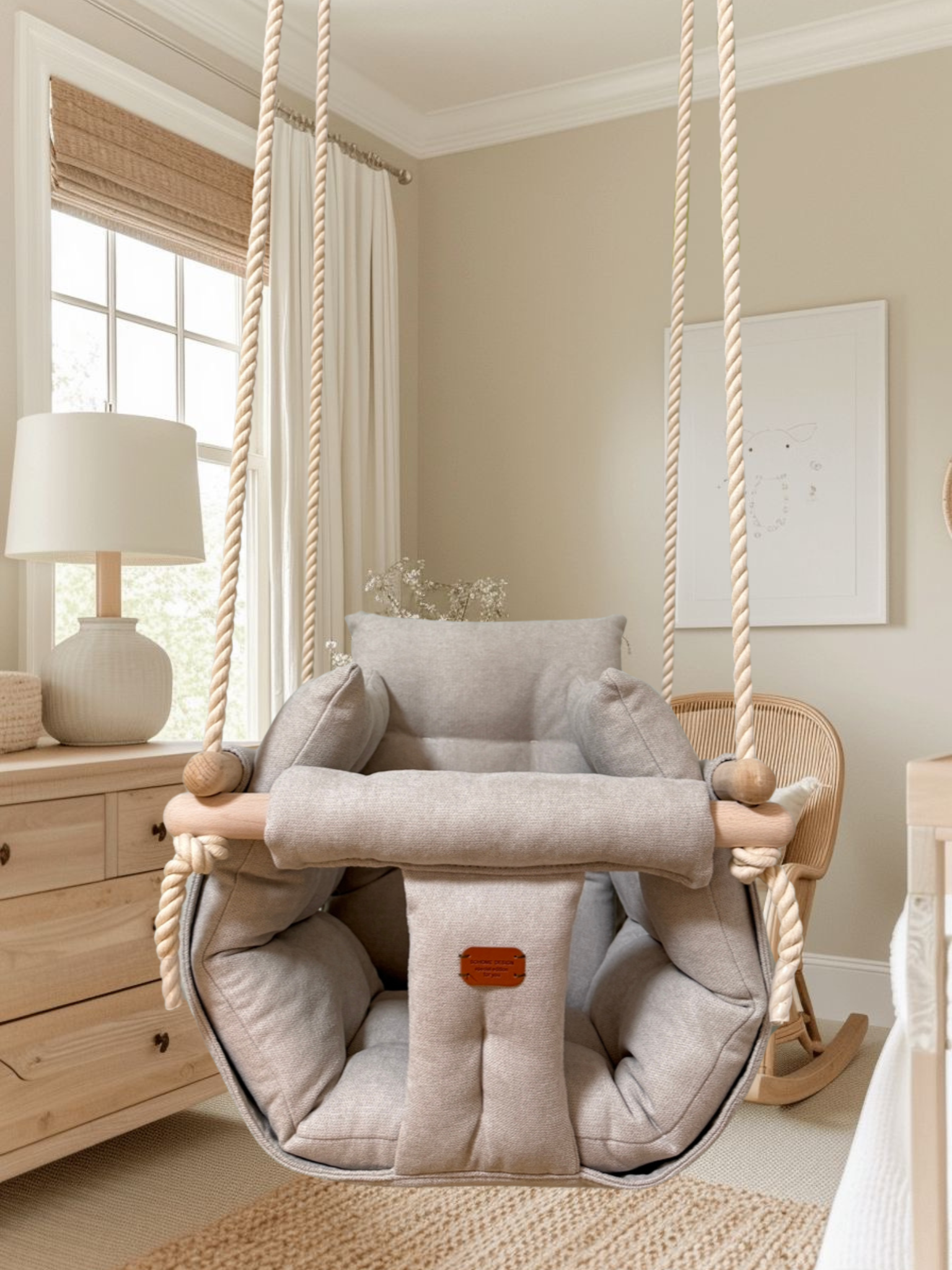 Handgefertigte beige Indoor-Schaukel für stilvolles Interieur